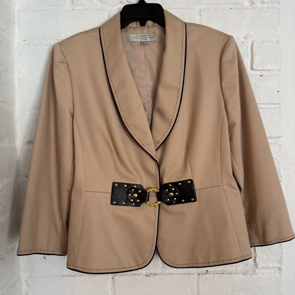 Tahari Arthur S. Levine Beige Blazer - Size 16P
✨ Elegant & Stylish ✨$15